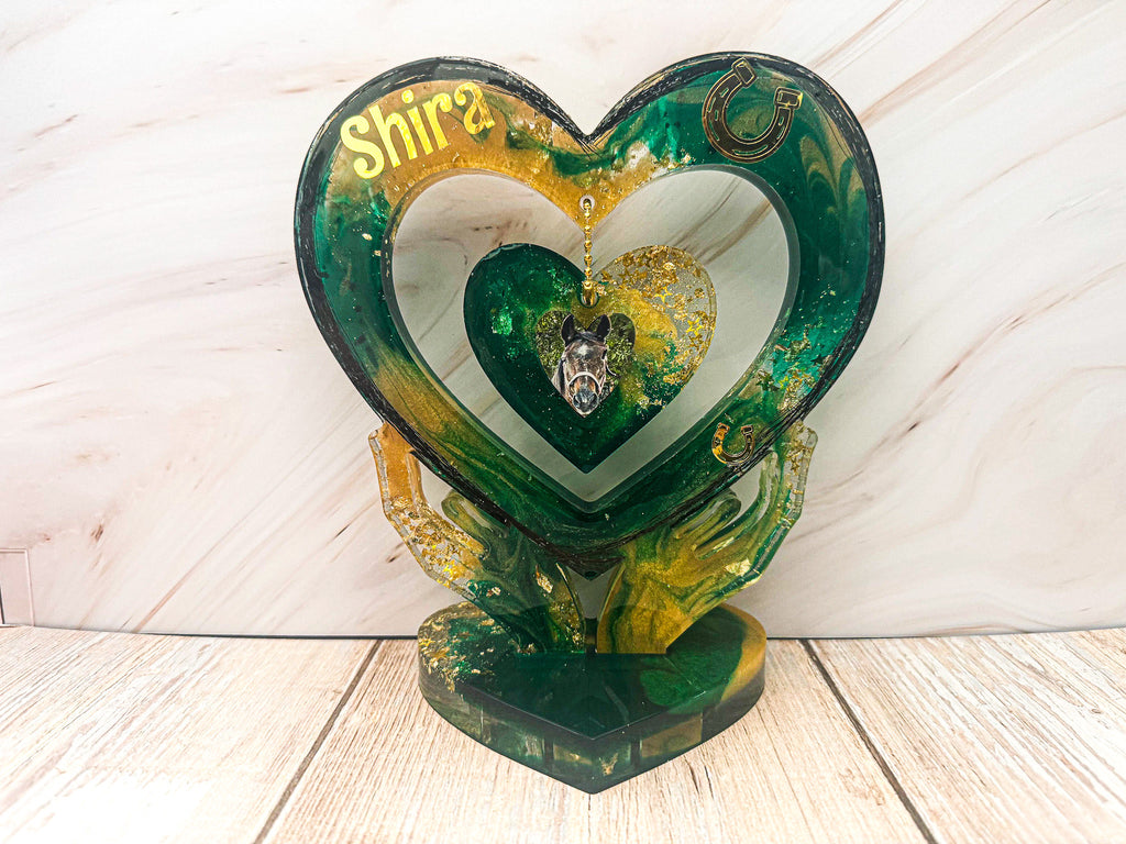 In Händen gehaltenes Erinnerungsstück "Tiere" mit Anhänger