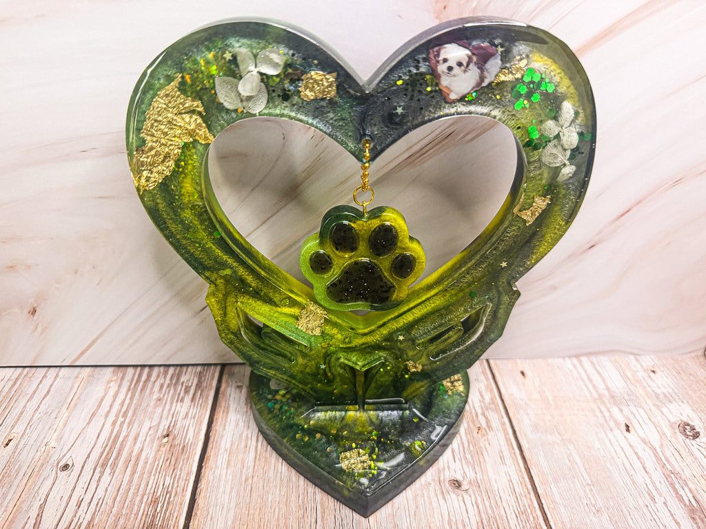 In Händen gehaltenes Erinnerungsstück "Tiere" mit Anhänger