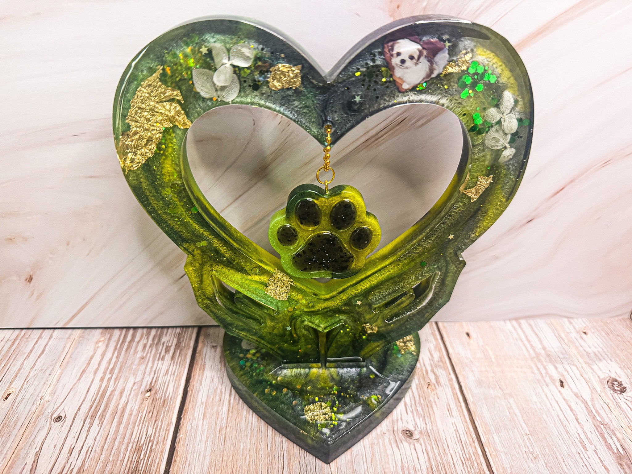 In Händen gehaltenes Erinnerungsstück "Tiere" mit Anhänger