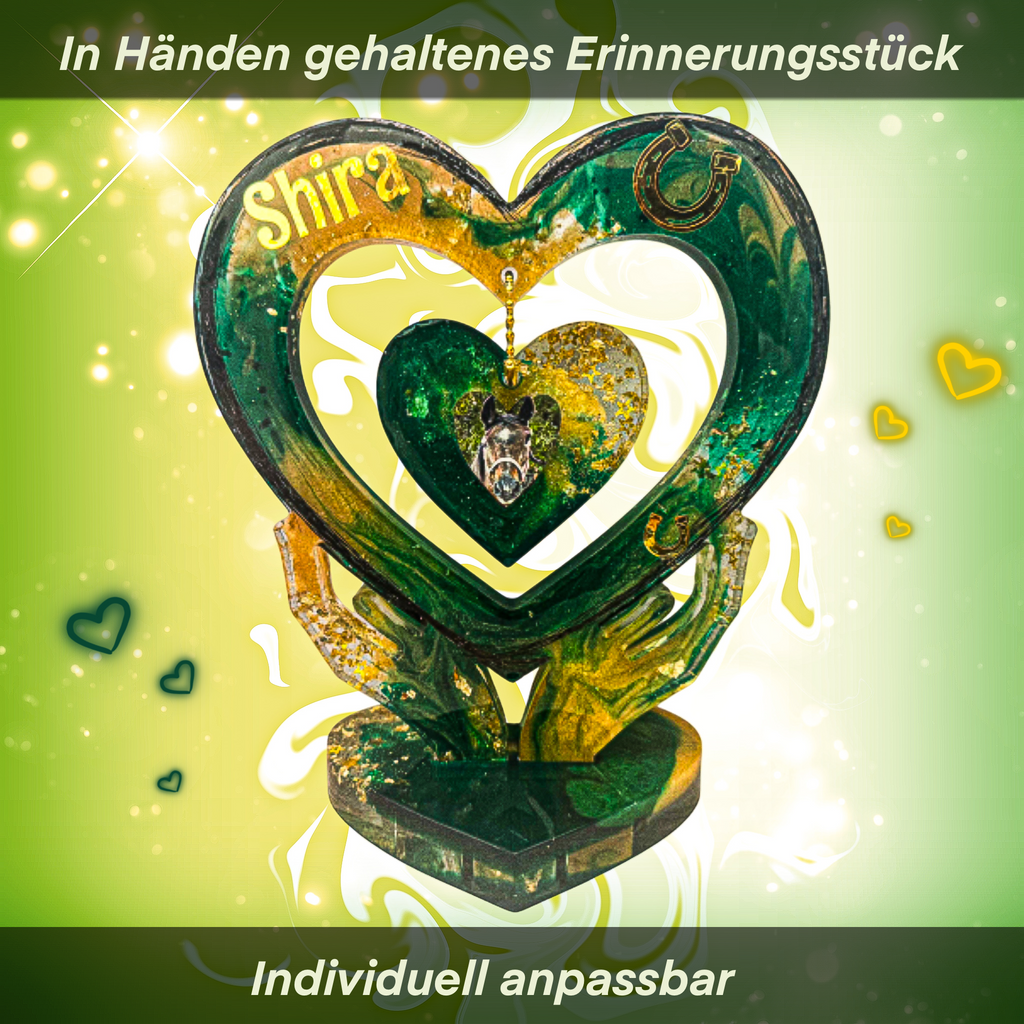 In Händen gehaltenes Erinnerungsstück mit Anhänger