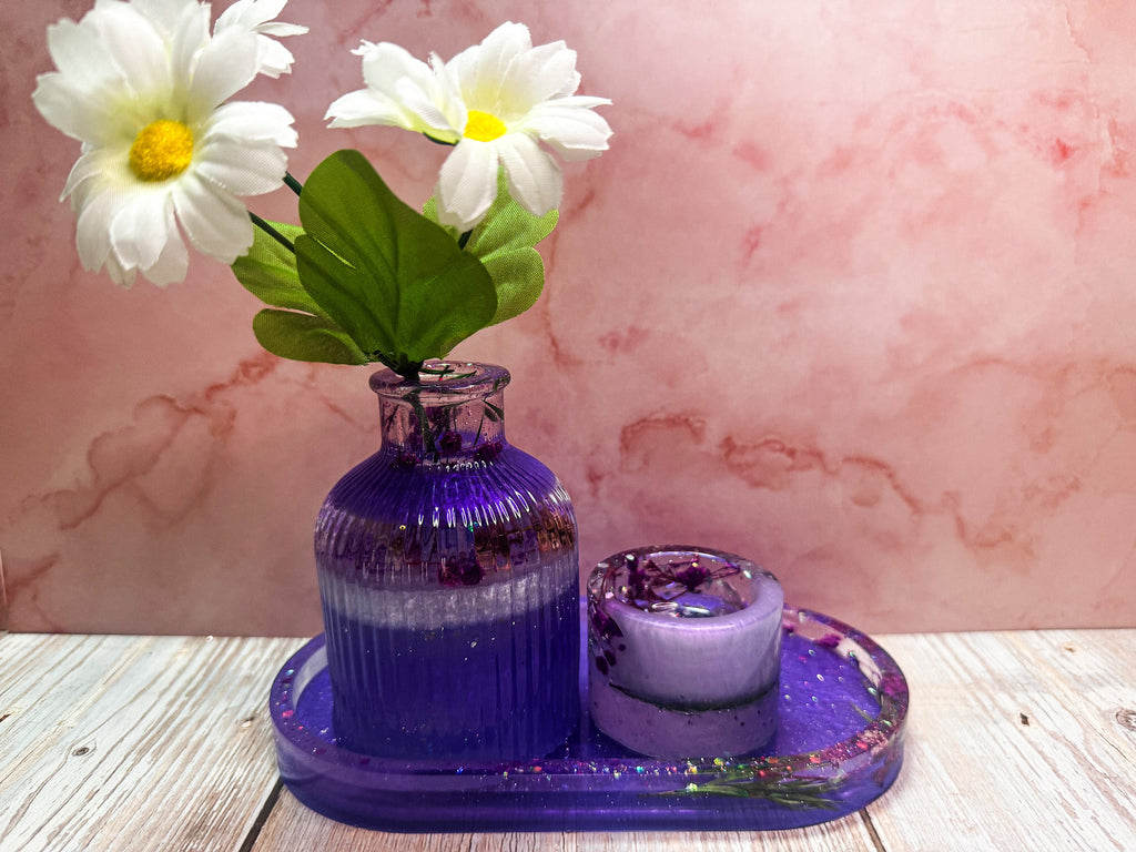 Vase auf kleinem Tablett mit kleinem Teelicht